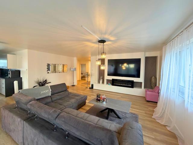 Exklusive 4 Zimmer Wohnung mit Aufzug und Tiefgaragenstellplatz!