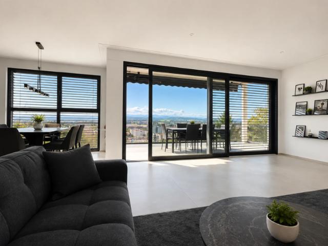 Exklusive 5.5 Zimmer Wohnung mit beeindruckendem 180° Panoramablick