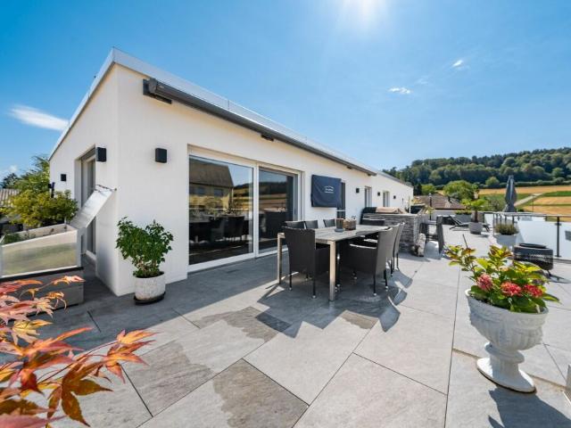 Exklusive 5.5 Zimmer Attikawohnung mit 152 m² Terrasse & Weitsicht!