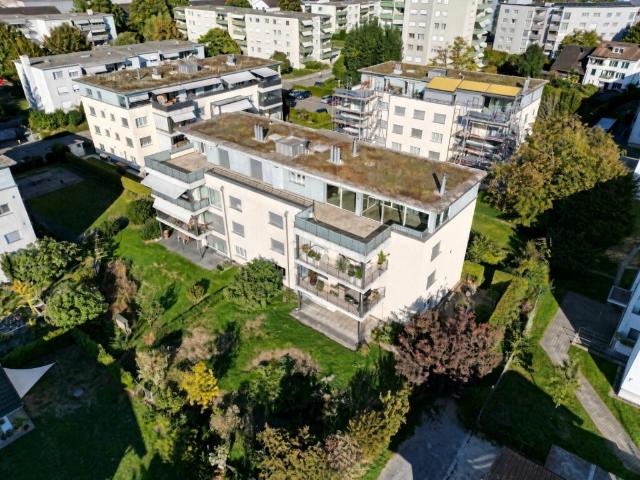 Exklusive 5.5 Zimmer Attikawohnung mit Wintergarten und Sauna in Seenähe