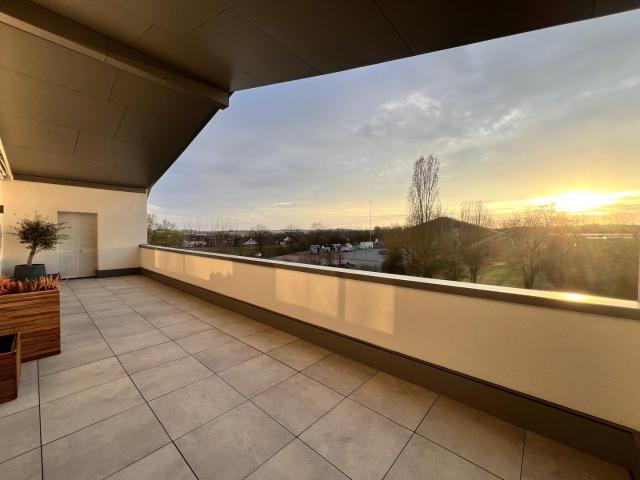 Exklusive 6 Zimmerwohnung mit einer Master Suite, Kühloption und zwei großen Dachterrassen