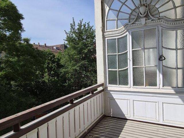 Exklusive 6 Zimmer Altbauwohnung mit Balkon & Klimaanlage