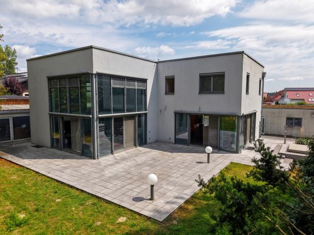 Exklusive Architektenvilla mit Bürogebäude & parkähnlichem Anwesen