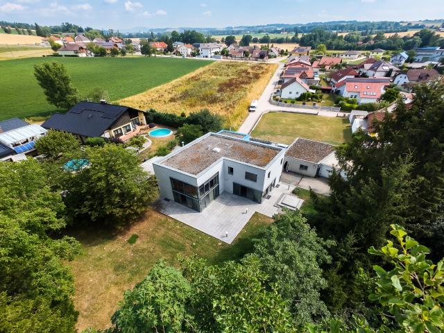 Exklusive Architektenvilla mit Bürogebäude & parkähnlichem Anwesen