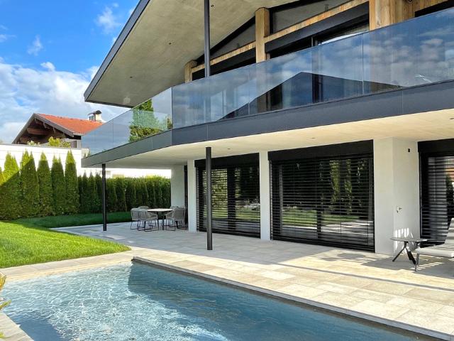 Exklusive Garten Villenetage mit Pool und Hornblick!