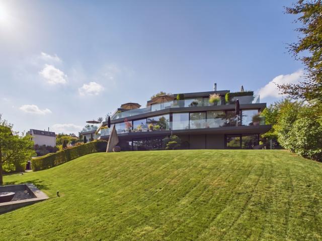 Exklusive grosszügige 3.5 Zimmer Wohnung mit Terrassenplatz und Garten im Park Feeling