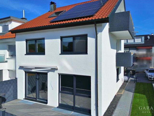 Exklusive Doppelhaushälfte 2023 kernsaniert mit Garage und großzügigem Garten
