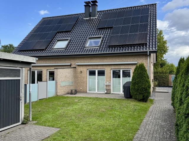 Exklusive Doppelhaushälfte KfW 40 mit Photovoltaik