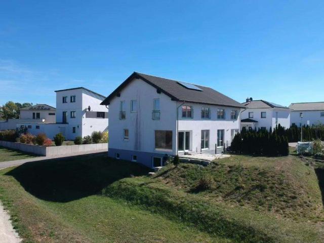 Exklusive Doppelhaushälfte mit modernem Bad, hohen Decken und traumhafter Aussicht von der Terrasse