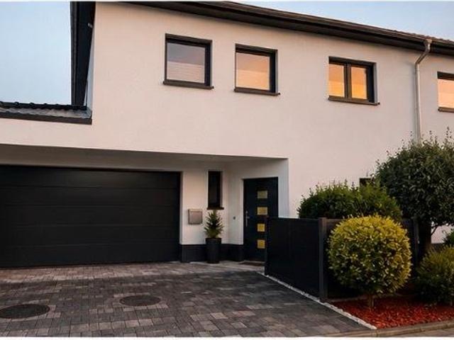 Exklusive Doppelhaushälfte mit Pool, Sauna & Aufzug in Grünstadt