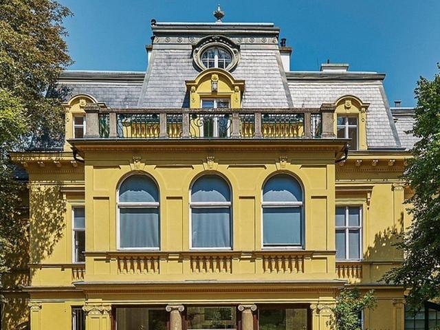 Exklusive Dachgeschoss Maisonette in historischer Villa | Absolute Privatsphäre & traumhafter Grünblick