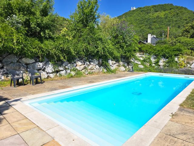 Exklusive Dachgeschossresidenz mit Terrasse, Pool & Weinbergblick