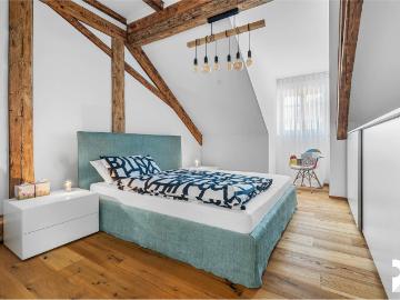 EXKLUSIVE DACHGESCHOSSWOHNUNG MIT BALKON & BLICK AUF DIE SCHATTENBURG