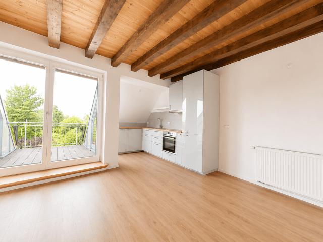 Exklusive Dachgeschosswohnung mit Galerie, Balkon und Einbauküche in historischem Altbau