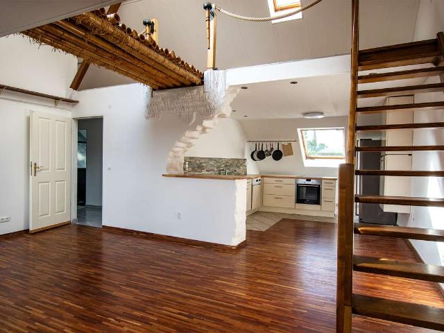 Exklusive Dachgeschosswohnung mit Dachterrasse, Empore und Altbaucharme