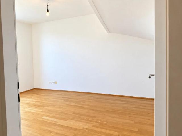 Exklusive Dachgeschosswohnung | Donau & Stadtblick | € 2.350 Warmmiete inkl. Garage