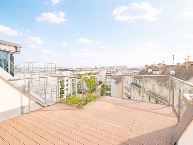 Exklusive Dachgeschosswohnung mit Panoramablick & sonnigen Terrassen