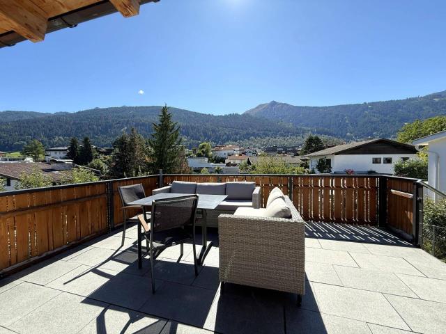 Exklusive Dachgeschosswohnung mit Privatgarten und Terrasse in Axams