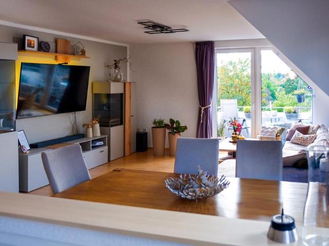Exklusive Dachgeschosswohnung mit Westbalkon und Blick ins Grüne