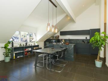 Exklusive Dachwohnung mit Balkon modern & neuwertig