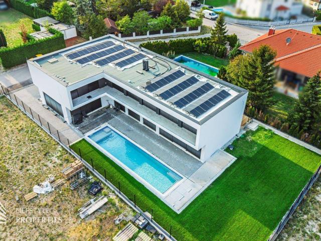 Exklusive Designvilla mit repräsentativem Firmensitz, 15 Meter Pool und privater Fahrzeuggarage