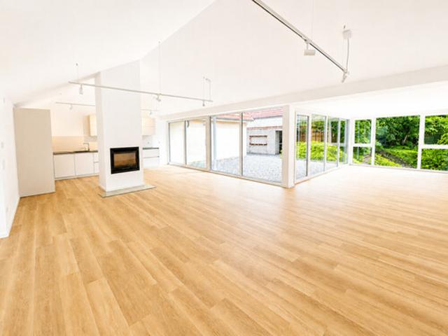 Exklusive kernsanierte Loftwohnung im Erstbezug mit Privatteich & Panorama Glasfront