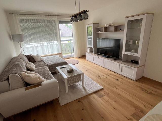 Exklusive, hochwertig renovierte und möblierte 2 Zimmer Wohnung mit Balkon in Toplage von Krumpendorf am Wörthersee