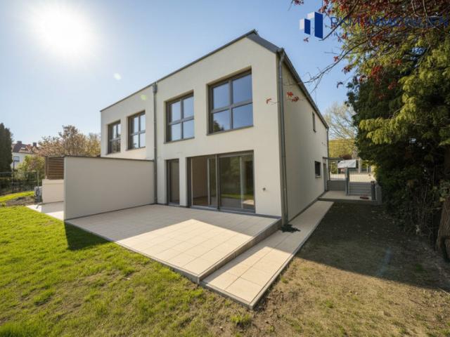 Exklusive hochwertige Doppelhaushälfte inklusive 2 PKW Stellplätzen in bester Wohnlage