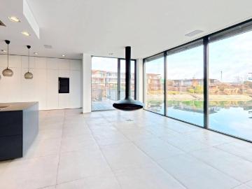 Exklusive Immobilie am See: Großzügiges Haus mit Seeterrasse und Wasserzugang