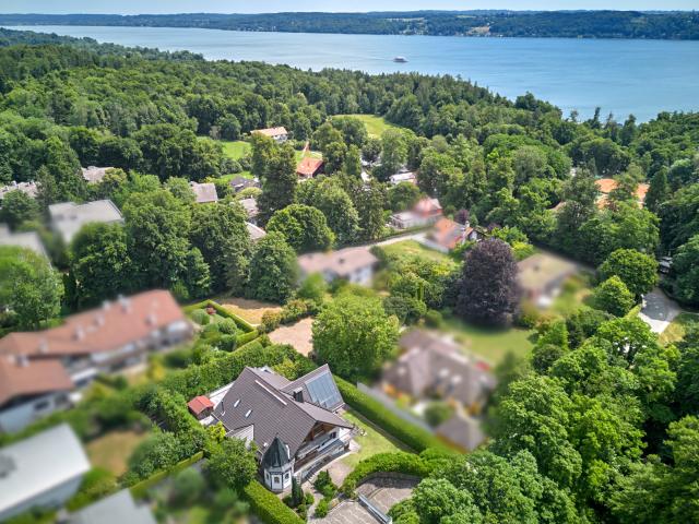 Exklusive Landhaus Villa in malerischer Landschaft zwischen See und Golfplatz