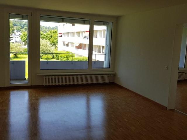 Exklusive, lichtdurchflutete Wohnung mit traumhaftem Ausblick ins Grüne und weitläufigem Balkon