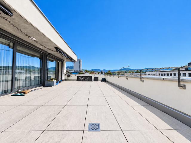 Exklusive, moderne 3.5 Zimmer Attikawohnung mit grosser Terrasse & Waschturm