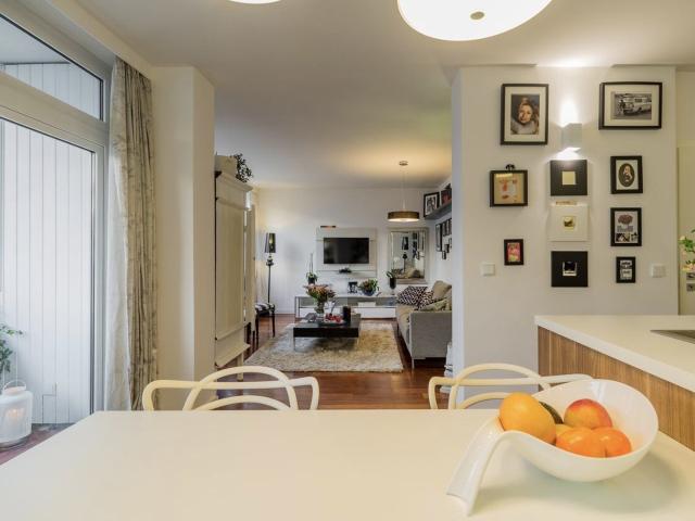 Exklusive, modernisierte und möblierte 2,5 Zimmer DG Wohnung und Tiefgarage