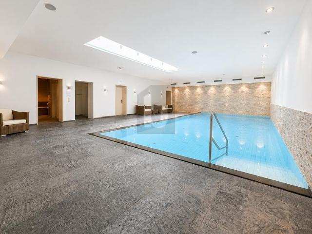 EXKLUSIVE, NAHE AM RHEIN UND KUNSTMUSEUM MIT POOL
