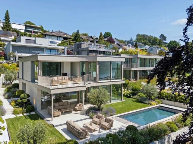 Exklusive Neubauvilla mit Pool und Seeblick