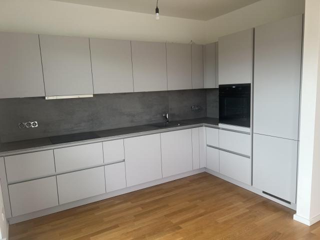 Exklusive neuwertige 3 Zimmer Wohnung mit schönem Balkon von PRIVAT!