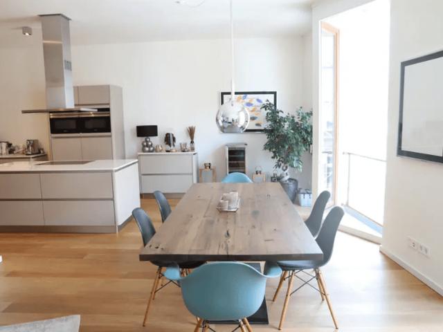 Exklusive, sonnendurchflutete, teil möblierte 3 Zimmer Wohnung mit Balkon und EBK in Mitte, Berlin