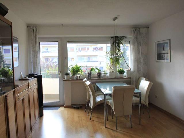 Exklusive, sanierte 2 Zimmer Wohnung mit großem Westbalkon in Laim, München