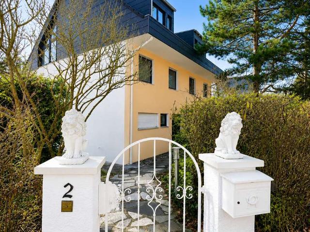 Exklusive Split Level Doppelhaushälfte mit Galerie, Kaminzimmer, Einliegerwohnung und Fernblick