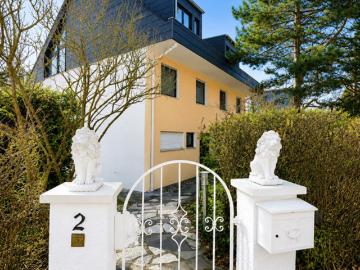 Exklusive Split Level Doppelhaushälfte mit Galerie, Kaminzimmer, Einliegerwohnung und Fernblick