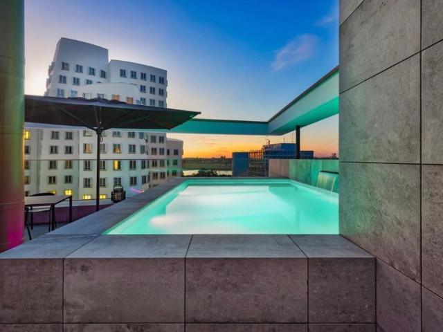 Exklusive Penthousewohnung mit hochwertiger Vollmöblierung und Dachterrassenpool in Düsseldorf