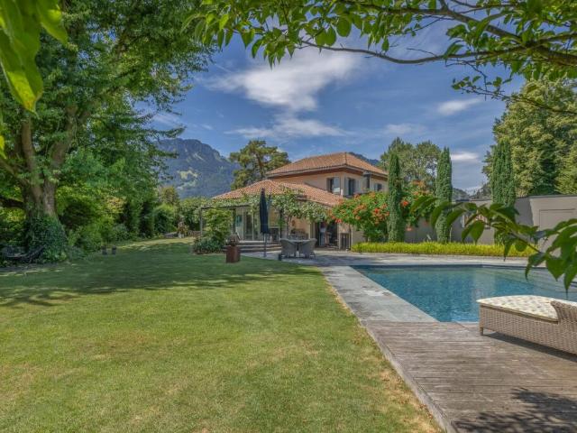 Exklusive Residenz mit Pool und privater Gartenidylle