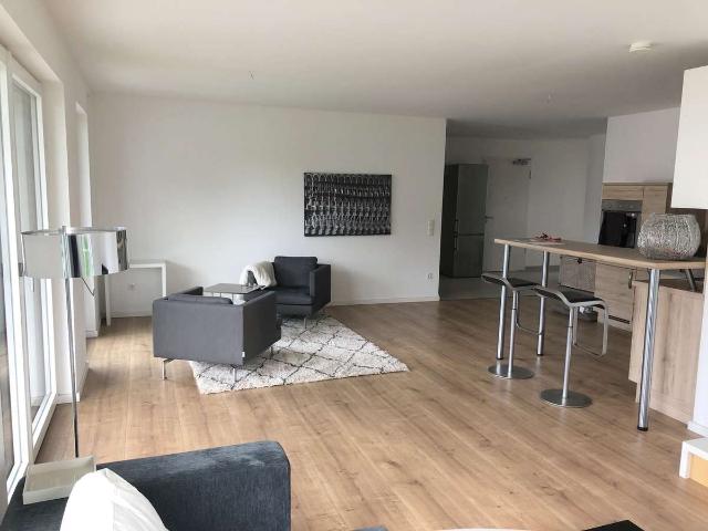 exklusive, ruhige und sehr moderne 4,5 Zimmerwohnung mit gr. Südbalkon, Luxusausstattung 1.OG SO