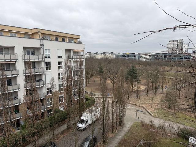 Exklusive Wohnung im oberen Geschoss mit großem Balkon, Parkblick, Tiefgarage & eigener Parkanlage