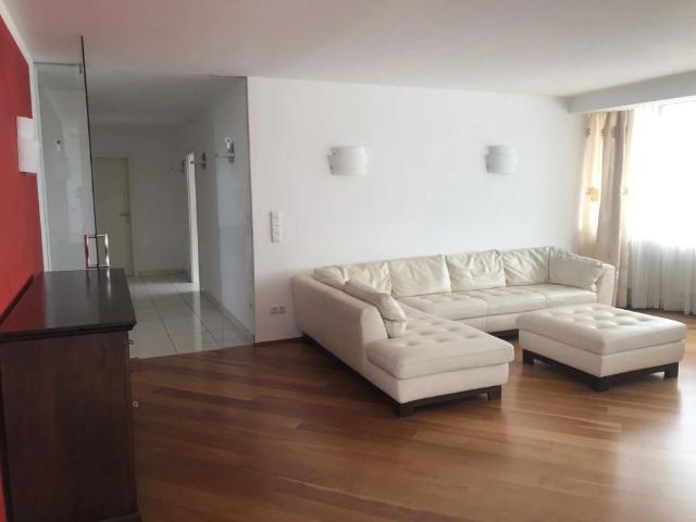 Exklusive, teilmöblierte 3 Zimmer Wohnung mit Terrasse, Garage und Freistellplatz im Stadtzentrum Ried