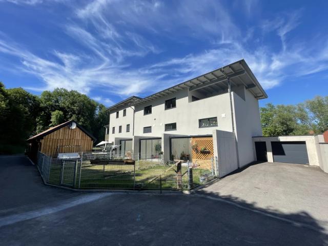 Exklusive, teilmöblierte 3 Zimmer Wohnung mit Dachterrasse und Garage