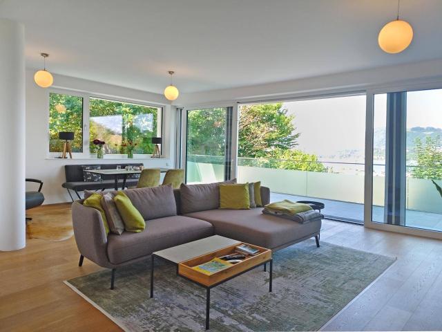 Exklusive Terrassenwohnung in Sonnenhanglage mit Panoramablick auf den Traunsee und Schloss Ort