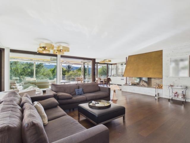 Exklusive Terrassenwohnung mit Blick ins Grüne und auf die Limmat, eine Oase mit privatem Pool und grosszügigen Räumlichkeiten