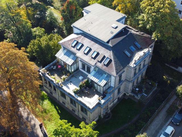 Exklusive Terrassenwohnung mit Wintergarten in denkmalgeschützter Villa auf parkähnlichem Grundstück
