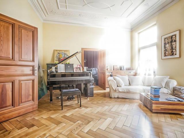 Exklusive, traumschöne 5 Zimmer Altbau Wohnung mit 2 Balkonen und Einbauküche in Düsseldorf